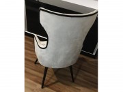 Cadeira com Tachas e Capitone 7799 Salvatore de Madeira Maciça